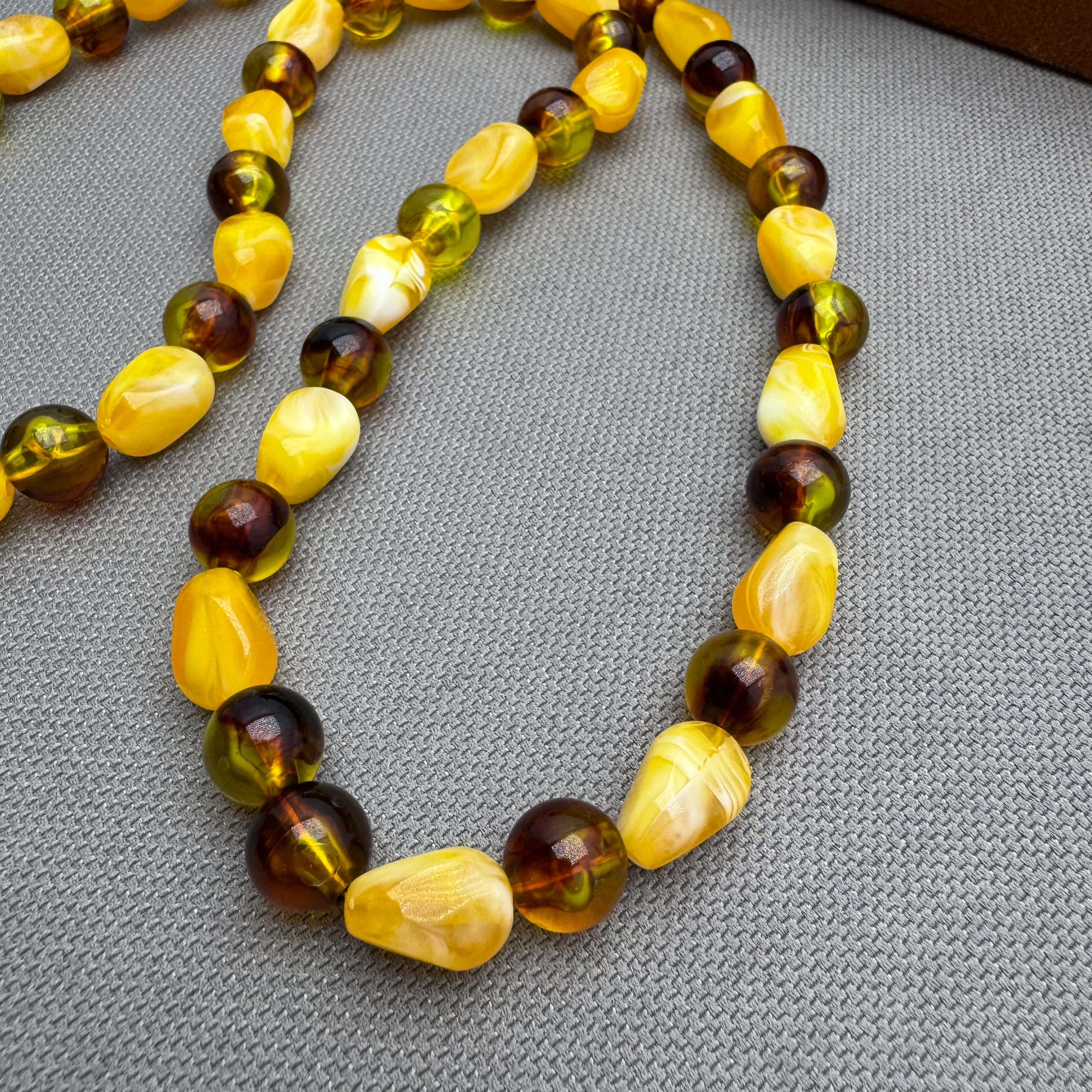 Hareli Sıkma Kehribar Aralıklı Suda Batmaz Mügellef Damla Kehribar Yetişkin Kolye